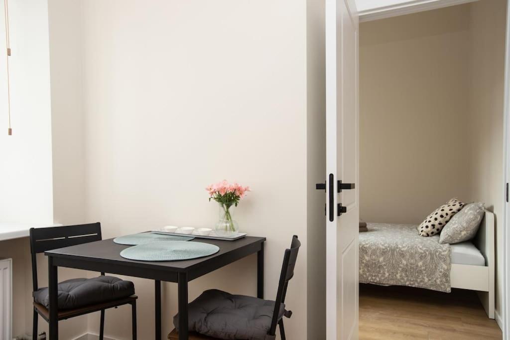 Căn hộ Bright And 2-room Flat Near The Old Town *